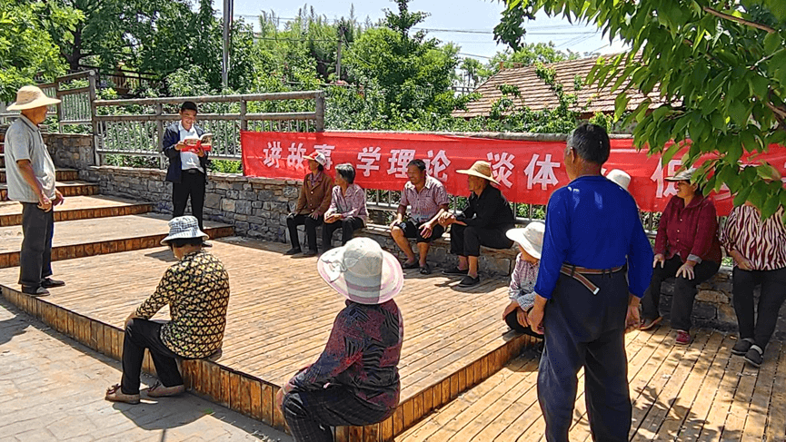 沂南县马牧池乡：故事讲堂走进田间地头